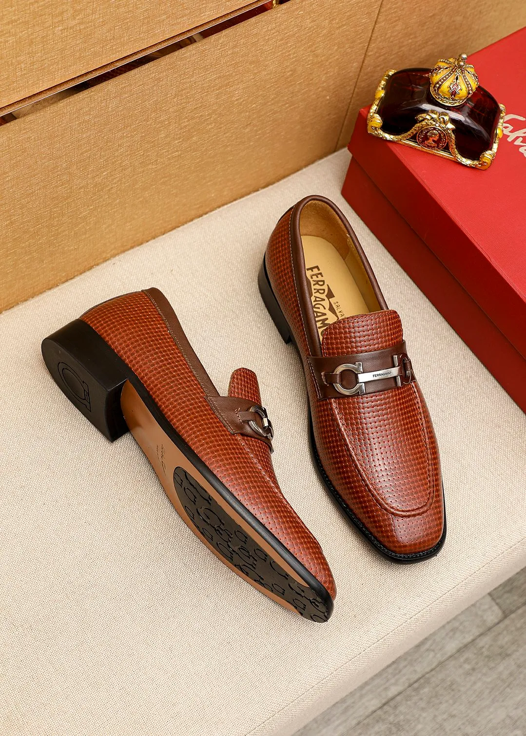 Men's shoes 💰462 💐 Product trademark: Ferragamo "Ferragamo" casual leather shoes Regular size: 38-44 (45.46🉑️customized) Product materials: Selected imported first-layer calfskin embossed upper + luxury hardware buckle, imported water-dyed cow leather lining. Strong three-dimensional visual effect, original outsole color: 2 colors available